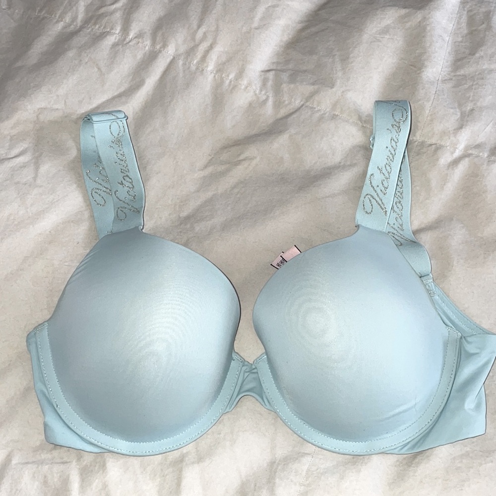Victoria’s Secret 32D bra